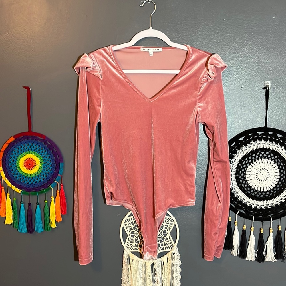 Celebrity Pink Velvet Fitted V-Neck Bodysuit with Ruffle Shoulders 🪷
